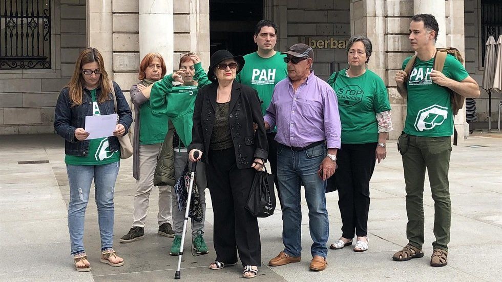 Miembros de la PAH asisten al Congreso para pedir la paralización de los 70.000 desahucios anuales en España