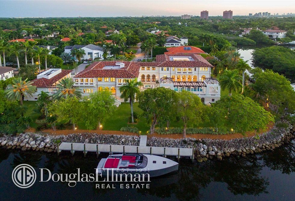 La mansión que Marc Anthony se acaba de comprar en Florida - Fotocasa Life - Casas de famosos, famosos - Curiosidades - Se trata de una mansión con un estilo marcadamente mediterráneo, que además está bañada por el mar. A poco más de 100 metros, Marc Anthony encontrará la orilla y una hermosa playa en la que disfrutar de su tiempo libre.