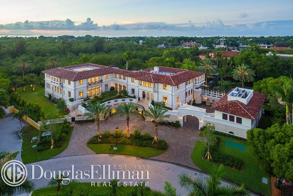 La mansión que Marc Anthony se acaba de comprar en Florida - Fotocasa Life - Casas de famosos, famosos - Curiosidades - Se trata de una mansión con un estilo marcadamente mediterráneo, que además está bañada por el mar. A poco más de 100 metros, Marc Anthony encontrará la orilla y una hermosa playa en la que disfrutar de su tiempo libre.