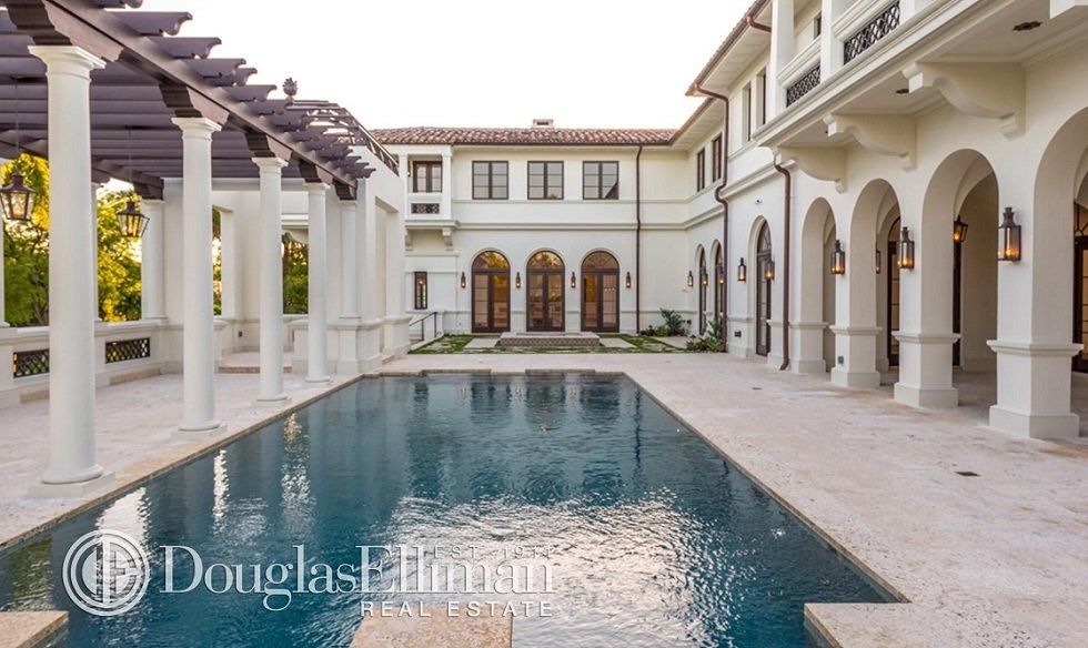 La mansión que Marc Anthony se acaba de comprar en Florida - Fotocasa Life - Casas de famosos, famosos - Curiosidades - Se trata de una mansión con un estilo marcadamente mediterráneo, que además está bañada por el mar. A poco más de 100 metros, Marc Anthony encontrará la orilla y una hermosa playa en la que disfrutar de su tiempo libre.