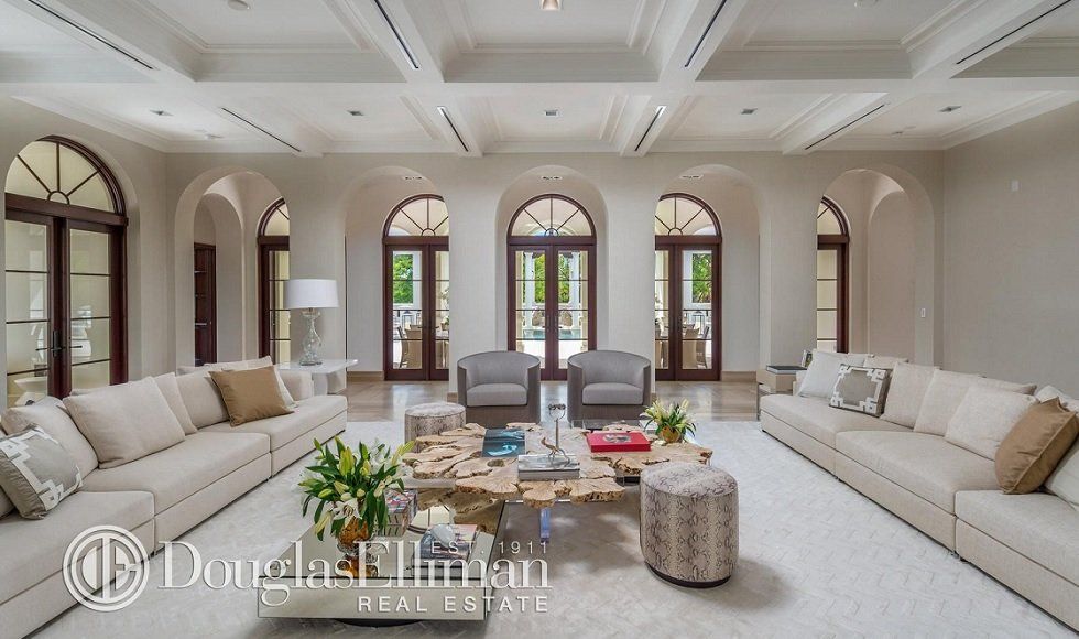La mansión que Marc Anthony se acaba de comprar en Florida - Fotocasa Life - Casas de famosos, famosos - Curiosidades - Se trata de una mansión con un estilo marcadamente mediterráneo, que además está bañada por el mar. A poco más de 100 metros, Marc Anthony encontrará la orilla y una hermosa playa en la que disfrutar de su tiempo libre.