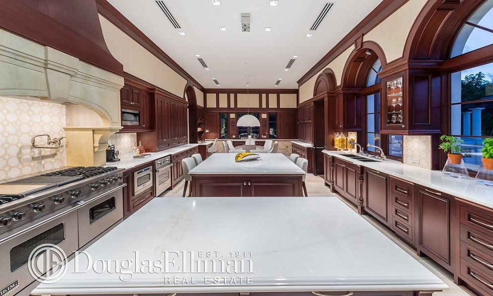 La mansión que Marc Anthony se acaba de comprar en Florida - Fotocasa Life - Casas de famosos, famosos - Curiosidades - Se trata de una mansión con un estilo marcadamente mediterráneo, que además está bañada por el mar. A poco más de 100 metros, Marc Anthony encontrará la orilla y una hermosa playa en la que disfrutar de su tiempo libre.