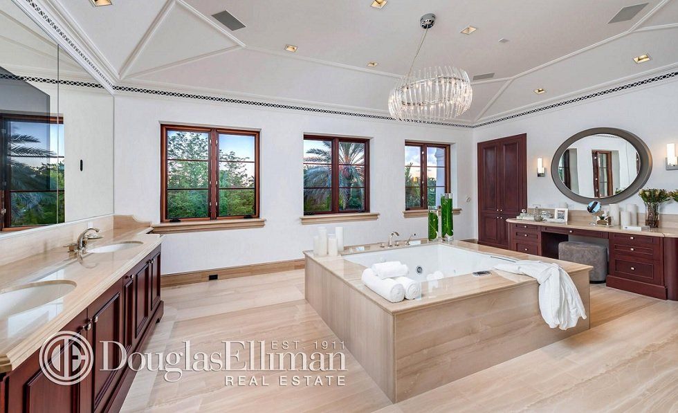 La mansión que Marc Anthony se acaba de comprar en Florida - Fotocasa Life - Casas de famosos, famosos - Curiosidades - Se trata de una mansión con un estilo marcadamente mediterráneo, que además está bañada por el mar. A poco más de 100 metros, Marc Anthony encontrará la orilla y una hermosa playa en la que disfrutar de su tiempo libre.