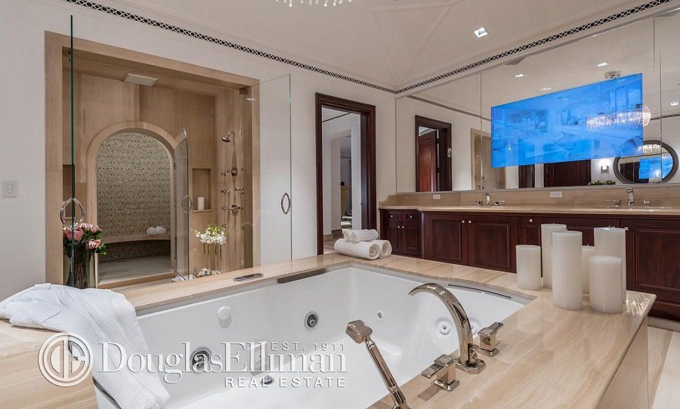 La mansión que Marc Anthony se acaba de comprar en Florida - Fotocasa Life - Casas de famosos, famosos - Curiosidades - Se trata de una mansión con un estilo marcadamente mediterráneo, que además está bañada por el mar. A poco más de 100 metros, Marc Anthony encontrará la orilla y una hermosa playa en la que disfrutar de su tiempo libre.