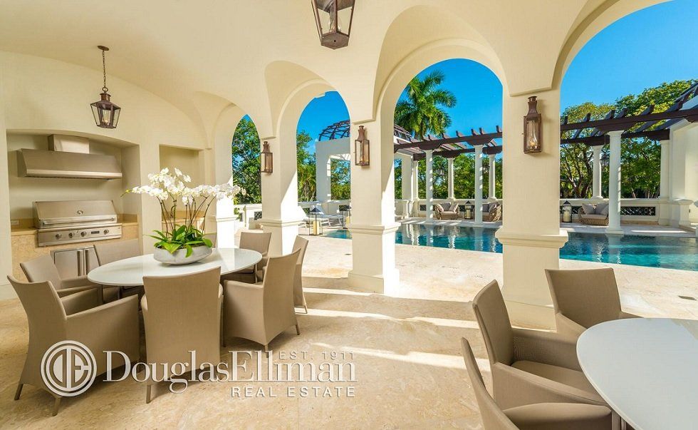La mansión que Marc Anthony se acaba de comprar en Florida - Fotocasa Life - Casas de famosos, famosos - Curiosidades - Se trata de una mansión con un estilo marcadamente mediterráneo, que además está bañada por el mar. A poco más de 100 metros, Marc Anthony encontrará la orilla y una hermosa playa en la que disfrutar de su tiempo libre.
