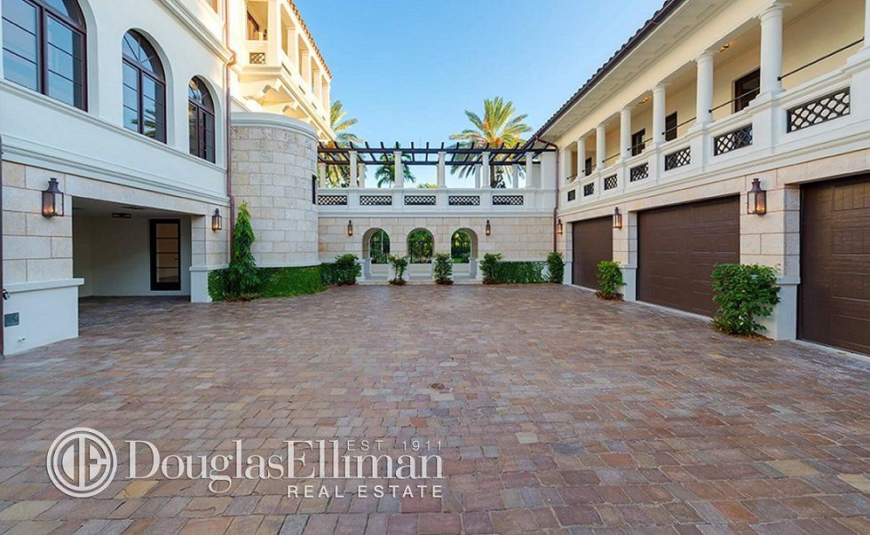 La mansión que Marc Anthony se acaba de comprar en Florida - Fotocasa Life - Casas de famosos, famosos - Curiosidades - Se trata de una mansión con un estilo marcadamente mediterráneo, que además está bañada por el mar. A poco más de 100 metros, Marc Anthony encontrará la orilla y una hermosa playa en la que disfrutar de su tiempo libre.