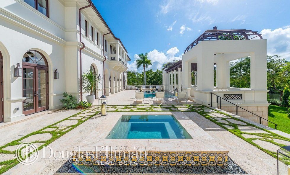 La mansión que Marc Anthony se acaba de comprar en Florida - Fotocasa Life - Casas de famosos, famosos - Curiosidades - Se trata de una mansión con un estilo marcadamente mediterráneo, que además está bañada por el mar. A poco más de 100 metros, Marc Anthony encontrará la orilla y una hermosa playa en la que disfrutar de su tiempo libre.