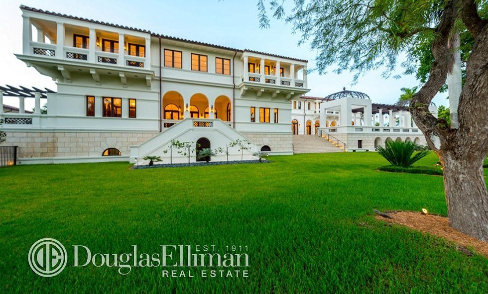 La mansión que Marc Anthony se acaba de comprar en Florida - Fotocasa Life - Casas de famosos, famosos - Curiosidades - Se trata de una mansión con un estilo marcadamente mediterráneo, que además está bañada por el mar. A poco más de 100 metros, Marc Anthony encontrará la orilla y una hermosa playa en la que disfrutar de su tiempo libre.