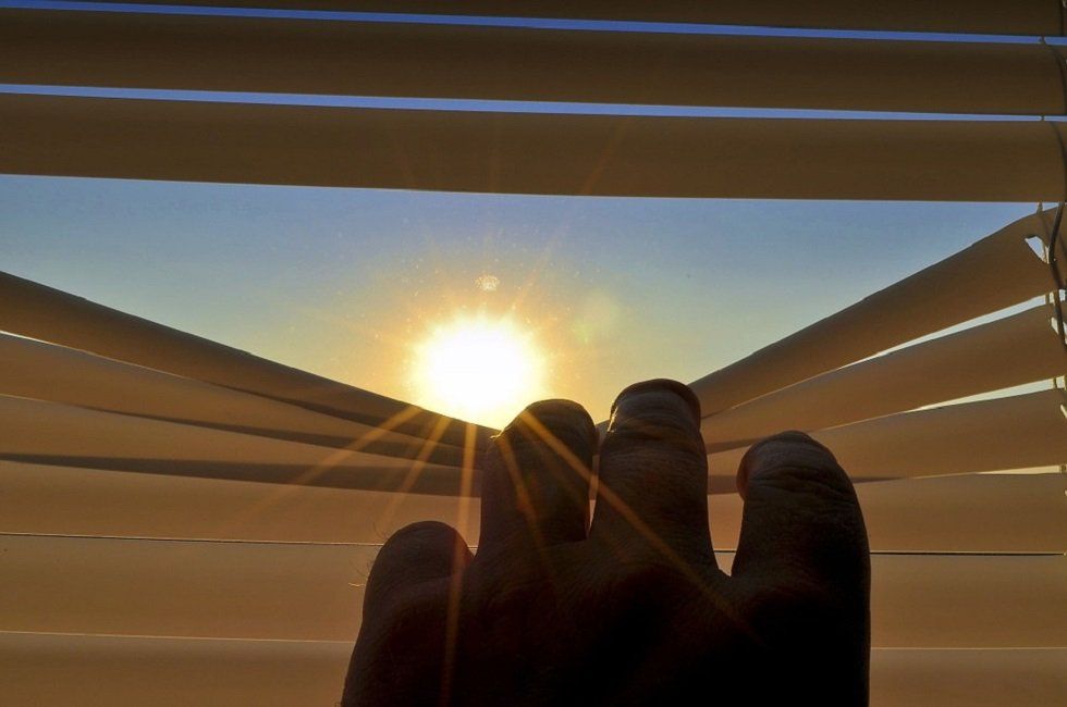 Cinco consejos fáciles para combatir el calor del verano en casa y ahorrar energía - Fotocasa Life bajar persianas