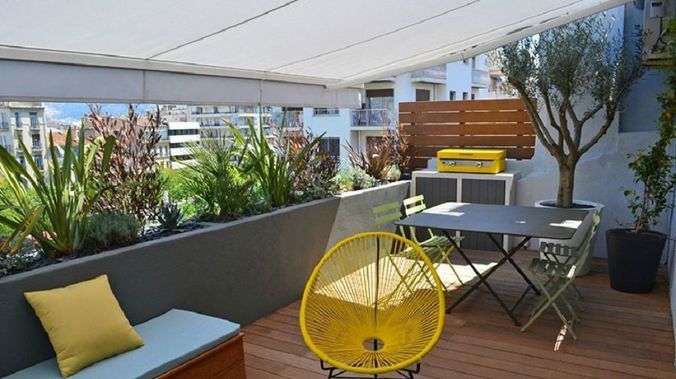 Ideas para actualizar tu terraza: cambia la tela de tu toldo - Fotocasa Life - decoración, Decoración de exteriores, Terrazas, toldos - Decoración, Hogar, Reformas - Su mecanismo puede durar en perfectas condiciones muchos años, pero no tanto su tela, la más sufrida con diferencia. Cortes, rasguños y un desgaste en general, suele ser su mal más común. Habitissimo te propone 5 ideas para actualizar la tela de tu toldo, y disfrutar así al máximo de tu jardín o terraza, resguardandose de los temidos rayos solares.