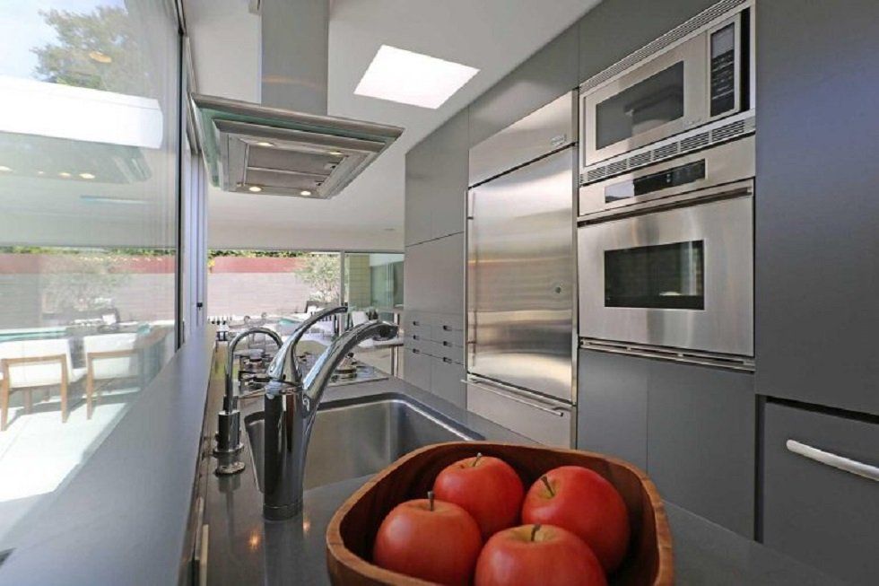 Jamie Dornan, el señor Grey, vende su mansión en Hollywood Hills - Fotocasa Life Jamie Dornan, el señor Grey, vende su mansión en Hollywood Hills - Fotocasa Life - Casas de famosos, famosos - Curiosidades - El Señor Grey acaba de poner a la venta su casa. Bueno, en realidad hablamos de Jamie Dornan, el actor de Cincuenta sombras de Grey.