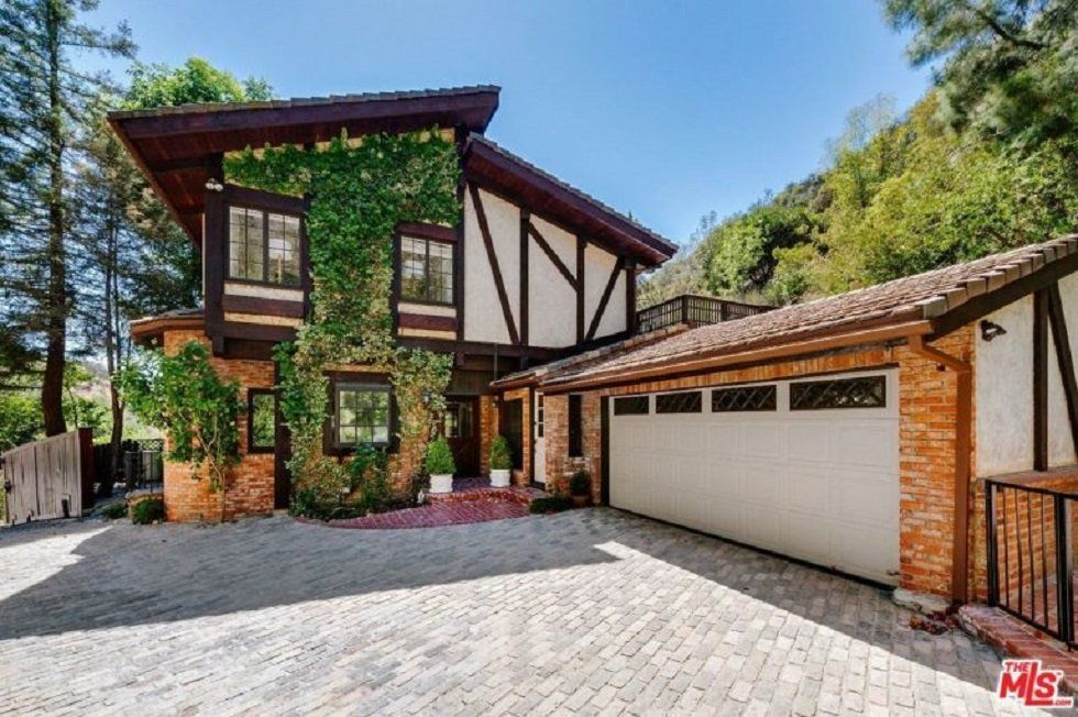 Esta es la casa que Cher vende en Beverly Hills - Fotocasa Life - Casas de famosos, famosos - Curiosidades - Cher vende su mansión en Beverly Hills. ¿Te imaginas cómo puede ser por dentro la casa de esta cantante? Te contamos todas sus particularidades.