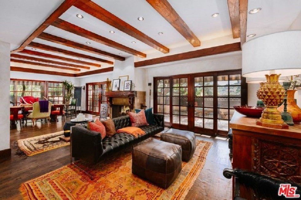 Esta es la casa que Cher vende en Beverly Hills - Fotocasa Life - Casas de famosos, famosos - Curiosidades - Cher vende su mansión en Beverly Hills. ¿Te imaginas cómo puede ser por dentro la casa de esta cantante? Te contamos todas sus particularidades.