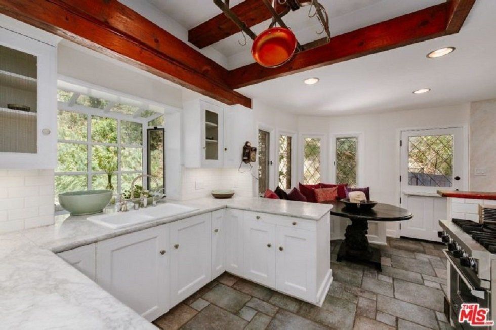 Esta es la casa que Cher vende en Beverly Hills - Fotocasa Life - Casas de famosos, famosos - Curiosidades - Cher vende su mansión en Beverly Hills. ¿Te imaginas cómo puede ser por dentro la casa de esta cantante? Te contamos todas sus particularidades.