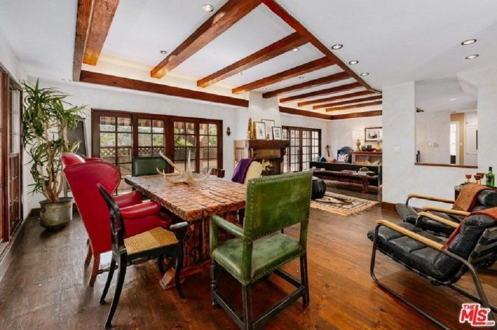 Esta es la casa que Cher vende en Beverly Hills - Fotocasa Life - Casas de famosos, famosos - Curiosidades - Cher vende su mansión en Beverly Hills. ¿Te imaginas cómo puede ser por dentro la casa de esta cantante? Te contamos todas sus particularidades.