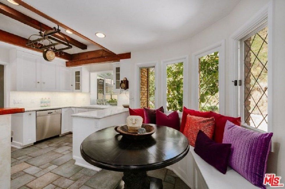 Esta es la casa que Cher vende en Beverly Hills - Fotocasa Life - Casas de famosos, famosos - Curiosidades - Cher vende su mansión en Beverly Hills. ¿Te imaginas cómo puede ser por dentro la casa de esta cantante? Te contamos todas sus particularidades.