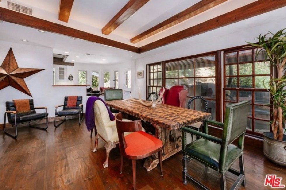 Esta es la casa que Cher vende en Beverly Hills - Fotocasa Life - Casas de famosos, famosos - Curiosidades - Cher vende su mansión en Beverly Hills. ¿Te imaginas cómo puede ser por dentro la casa de esta cantante? Te contamos todas sus particularidades.