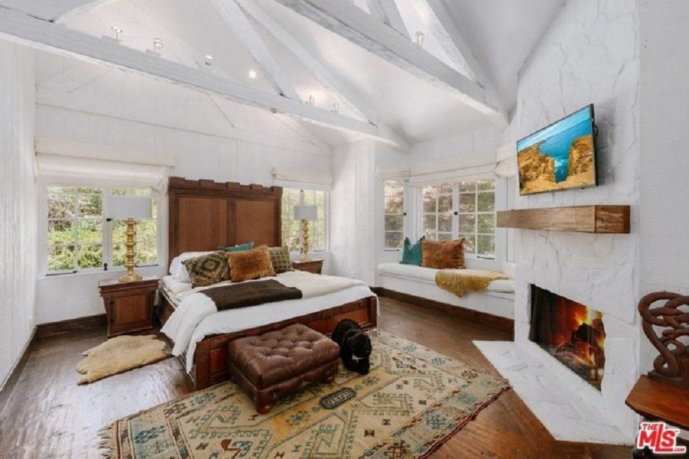 Esta es la casa que Cher vende en Beverly Hills - Fotocasa Life - Casas de famosos, famosos - Curiosidades - Cher vende su mansión en Beverly Hills. ¿Te imaginas cómo puede ser por dentro la casa de esta cantante? Te contamos todas sus particularidades.
