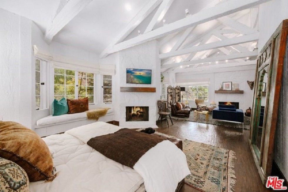 Esta es la casa que Cher vende en Beverly Hills - Fotocasa Life - Casas de famosos, famosos - Curiosidades - Cher vende su mansión en Beverly Hills. ¿Te imaginas cómo puede ser por dentro la casa de esta cantante? Te contamos todas sus particularidades.
