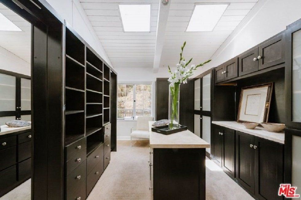 Esta es la casa que Cher vende en Beverly Hills - Fotocasa Life - Casas de famosos, famosos - Curiosidades - Cher vende su mansión en Beverly Hills. ¿Te imaginas cómo puede ser por dentro la casa de esta cantante? Te contamos todas sus particularidades.