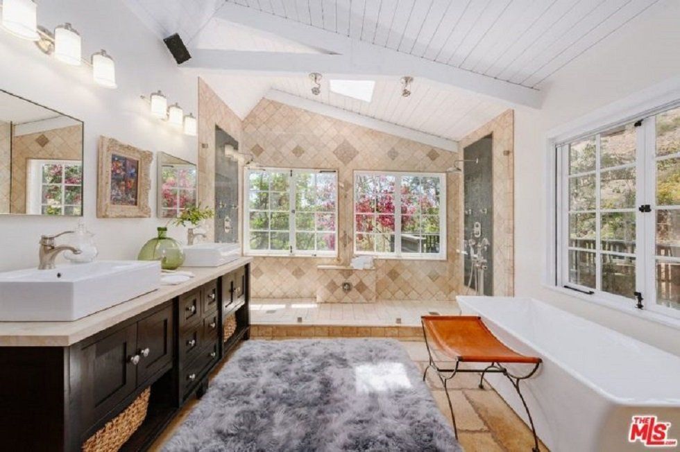 Esta es la casa que Cher vende en Beverly Hills - Fotocasa Life - Casas de famosos, famosos - Curiosidades - Cher vende su mansión en Beverly Hills. ¿Te imaginas cómo puede ser por dentro la casa de esta cantante? Te contamos todas sus particularidades.