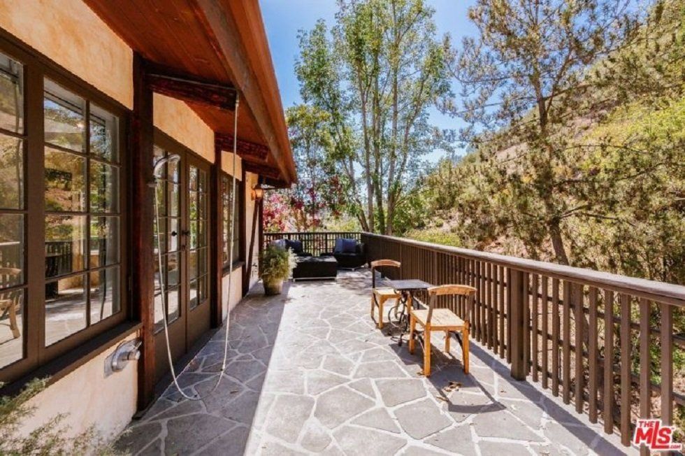 Esta es la casa que Cher vende en Beverly Hills - Fotocasa Life - Casas de famosos, famosos - Curiosidades - Cher vende su mansión en Beverly Hills. ¿Te imaginas cómo puede ser por dentro la casa de esta cantante? Te contamos todas sus particularidades.