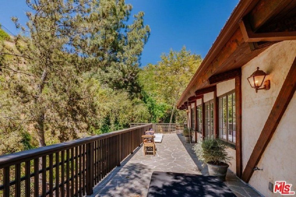 Esta es la casa que Cher vende en Beverly Hills - Fotocasa Life - Casas de famosos, famosos - Curiosidades - Cher vende su mansión en Beverly Hills. ¿Te imaginas cómo puede ser por dentro la casa de esta cantante? Te contamos todas sus particularidades.