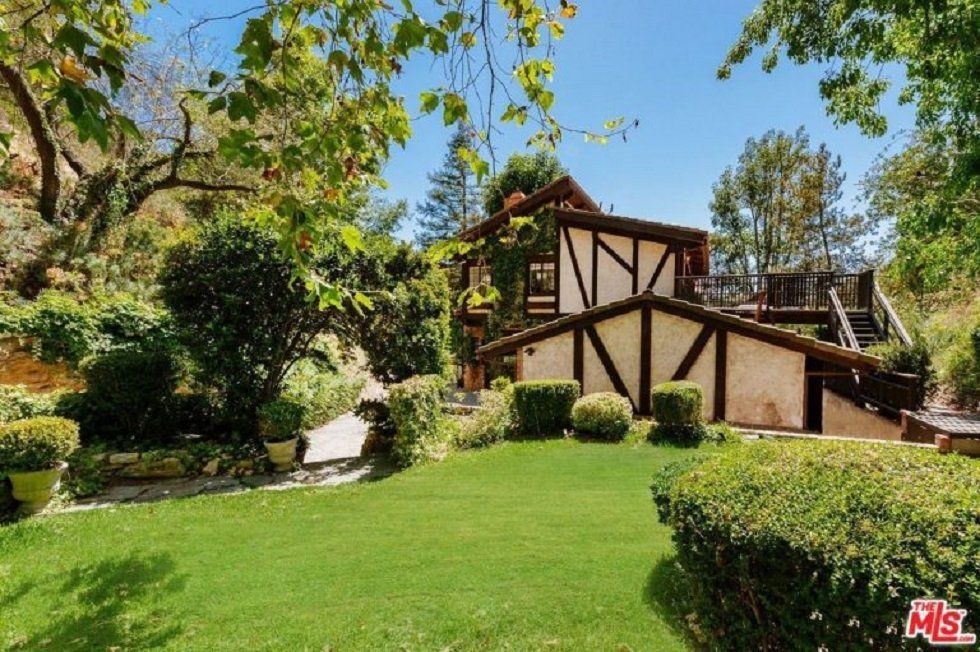 Esta es la casa que Cher vende en Beverly Hills - Fotocasa Life - Casas de famosos, famosos - Curiosidades - Cher vende su mansión en Beverly Hills. ¿Te imaginas cómo puede ser por dentro la casa de esta cantante? Te contamos todas sus particularidades.