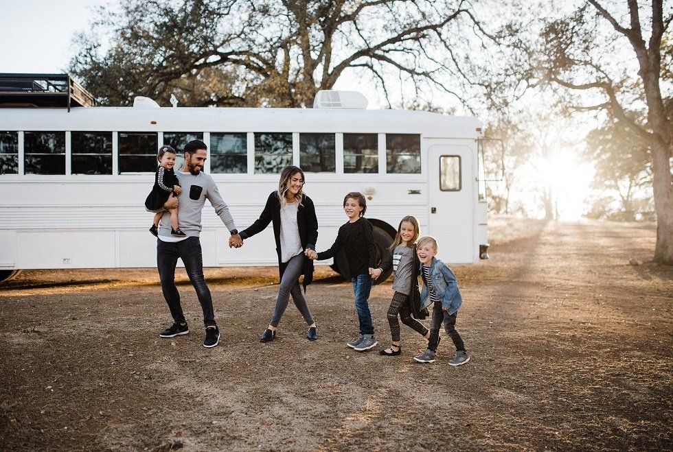 Una casa familiar en un autobús escolar - Fotocasa Life - Casas curiosas - Curiosidades - ¿Te imaginas cambiar una casa de más de 400 metros cuadrados por una de apenas 23 y, además, sobre ruedas? Esta familia vive en un antiguo autobús escolar.