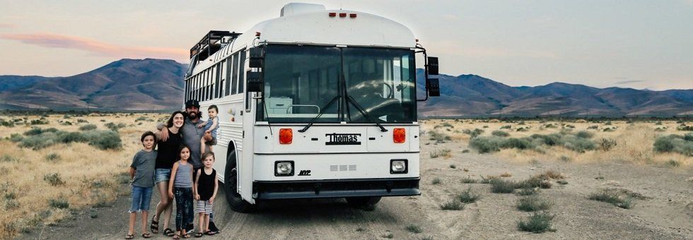 Una casa familiar en un autobús escolar - Fotocasa Life - Casas curiosas - Curiosidades - ¿Te imaginas cambiar una casa de más de 400 metros cuadrados por una de apenas 23 y, además, sobre ruedas? Esta familia vive en un antiguo autobús escolar.