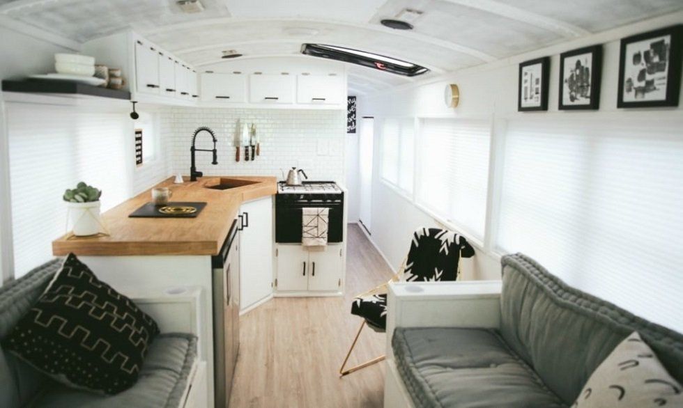 Una casa familiar en un autobús escolar - Fotocasa Life - Casas curiosas - Curiosidades - ¿Te imaginas cambiar una casa de más de 400 metros cuadrados por una de apenas 23 y, además, sobre ruedas? Esta familia vive en un antiguo autobús escolar.