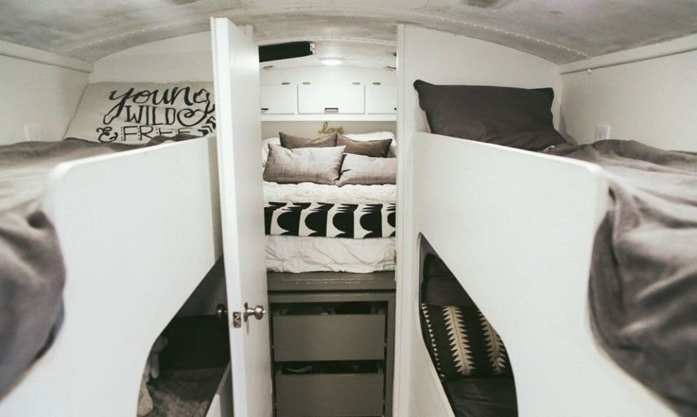 Una casa familiar en un autobús escolar - Fotocasa Life - Casas curiosas - Curiosidades - ¿Te imaginas cambiar una casa de más de 400 metros cuadrados por una de apenas 23 y, además, sobre ruedas? Esta familia vive en un antiguo autobús escolar.