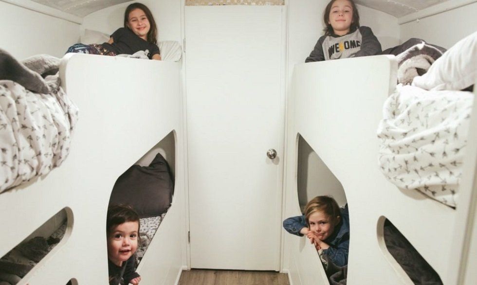Una casa familiar en un autobús escolar - Fotocasa Life - Casas curiosas - Curiosidades - ¿Te imaginas cambiar una casa de más de 400 metros cuadrados por una de apenas 23 y, además, sobre ruedas? Esta familia vive en un antiguo autobús escolar.