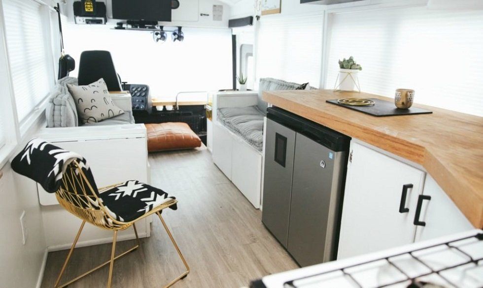 Una casa familiar en un autobús escolar - Fotocasa Life - Casas curiosas - Curiosidades - ¿Te imaginas cambiar una casa de más de 400 metros cuadrados por una de apenas 23 y, además, sobre ruedas? Esta familia vive en un antiguo autobús escolar.