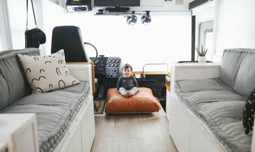Una casa familiar en un autobús escolar - Fotocasa Life - Casas curiosas - Curiosidades - ¿Te imaginas cambiar una casa de más de 400 metros cuadrados por una de apenas 23 y, además, sobre ruedas? Esta familia vive en un antiguo autobús escolar.