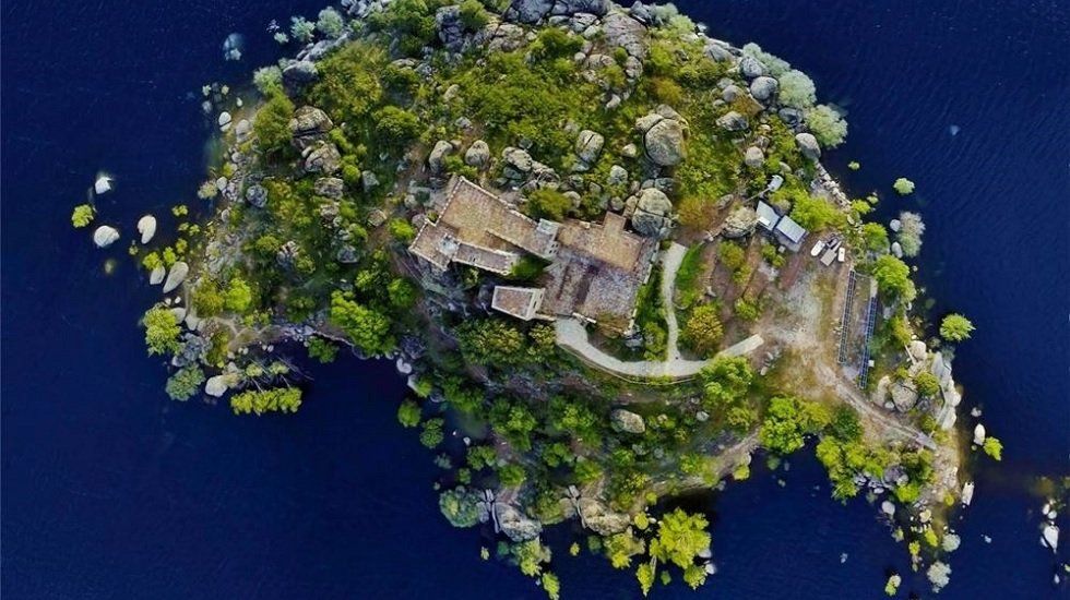 Castillos en venta: una fortaleza con isla privada en Ávila