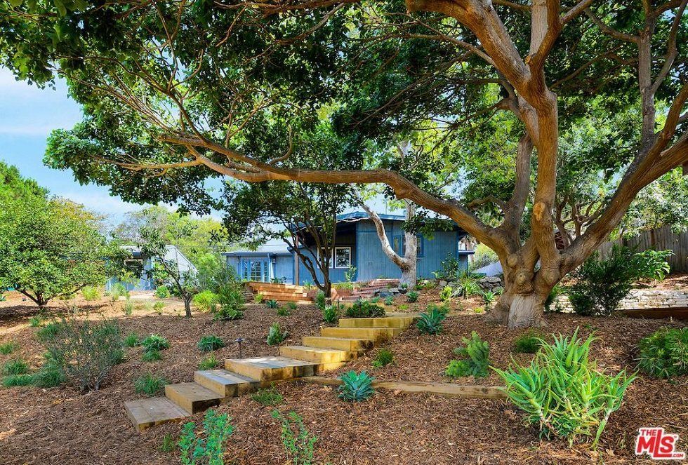 ¿Quieres alquilar una casa de Julia Roberts en Malibú? - Fotocasa Life - Casas de famosos, famosos - Curiosidades - Julia Roberts acaba de poner en alquiler una casa estilo rancho que compró el año pasado por 3,35 millones de euros. Pide 10.000 euros al mes.