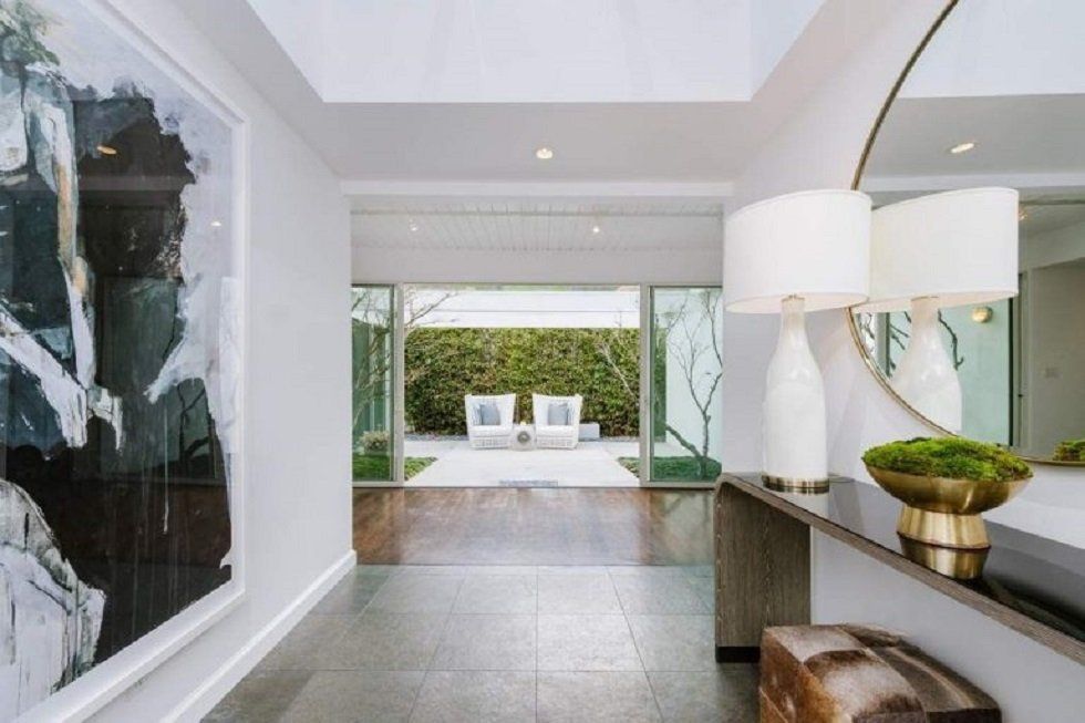 La casa que Taylor Swift ha vendido en Beverly Hills - Fotocasa Life - Casas de famosos, famosos - Curiosidades - Taylor Swift acaba de vender su casa de Beverly Hills. Es una mansión completamente reformada que hemos tenido ocasión de ver al detalle por dentro.