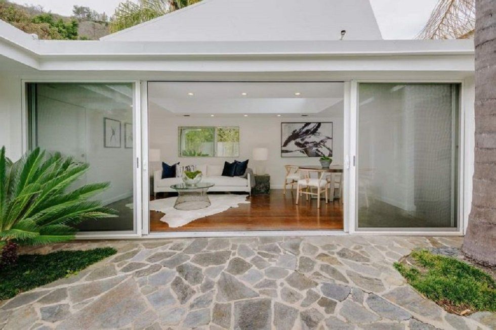 La casa que Taylor Swift ha vendido en Beverly Hills - Fotocasa Life - Casas de famosos, famosos - Curiosidades - Taylor Swift acaba de vender su casa de Beverly Hills. Es una mansión completamente reformada que hemos tenido ocasión de ver al detalle por dentro.