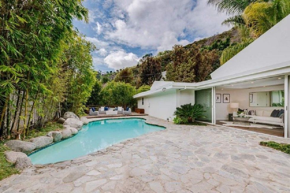 La casa que Taylor Swift ha vendido en Beverly Hills - Fotocasa Life - Casas de famosos, famosos - Curiosidades - Taylor Swift acaba de vender su casa de Beverly Hills. Es una mansión completamente reformada que hemos tenido ocasión de ver al detalle por dentro.