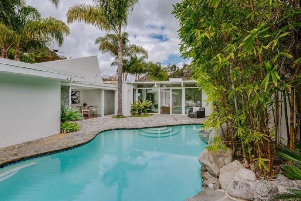 La casa que Taylor Swift ha vendido en Beverly Hills - Fotocasa Life - Casas de famosos, famosos - Curiosidades - Taylor Swift acaba de vender su casa de Beverly Hills. Es una mansión completamente reformada que hemos tenido ocasión de ver al detalle por dentro.