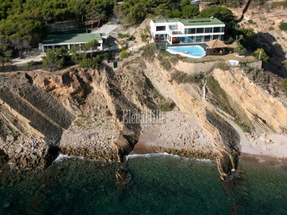 Una casa con acceso directo a la playa - Fotocasa Life - casa de lujo, Casas de lujo, mansión de lujo, playa, viviendas de lujo - Curiosidades - Esta casa tiene acceso directo a la playa. Pero ojo, que no es una casa cualquiera: se trata de una mansión de lujo que cuesta 18 millones de euros.