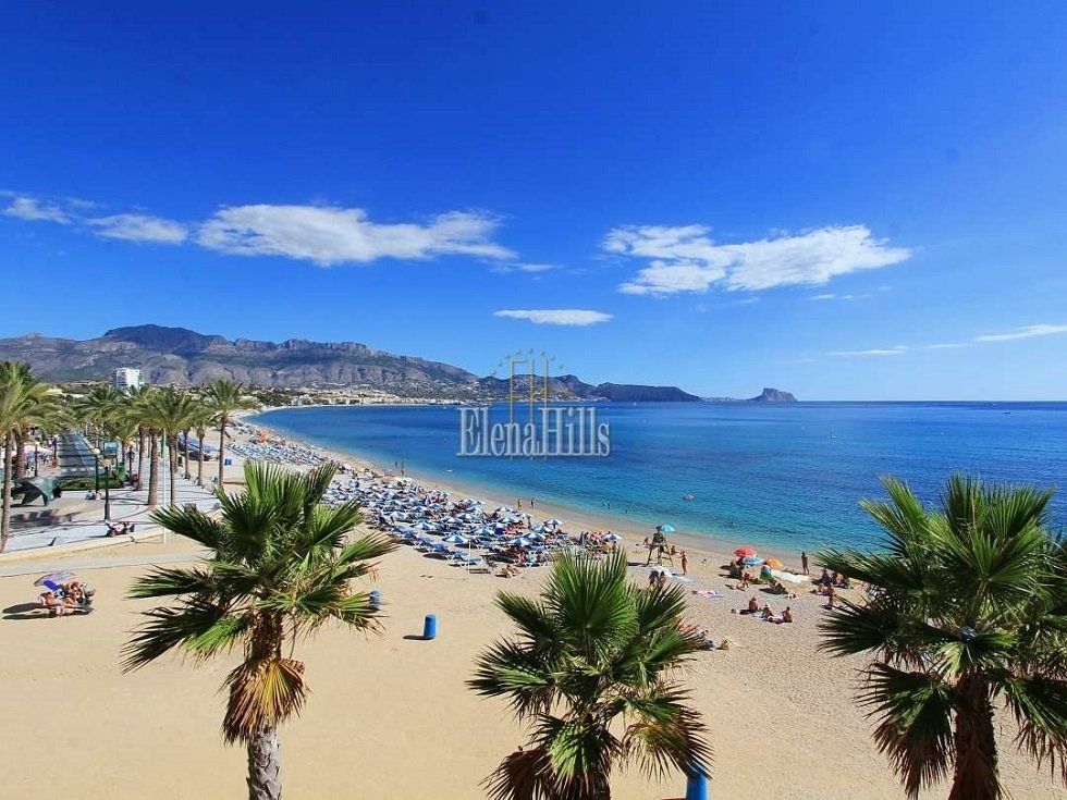 Una casa con acceso directo a la playa - Fotocasa Life - casa de lujo, Casas de lujo, mansión de lujo, playa, viviendas de lujo - Curiosidades - Esta casa tiene acceso directo a la playa. Pero ojo, que no es una casa cualquiera: se trata de una mansión de lujo que cuesta 18 millones de euros.