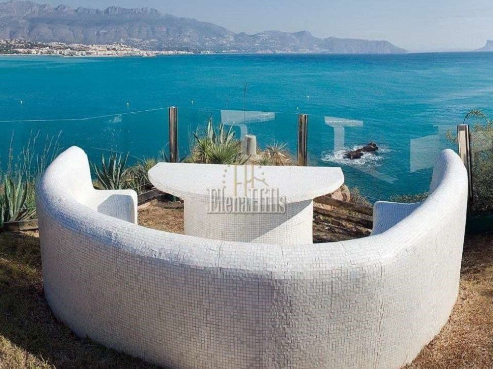 Una casa con acceso directo a la playa - Fotocasa Life - casa de lujo, Casas de lujo, mansión de lujo, playa, viviendas de lujo - Curiosidades - Esta casa tiene acceso directo a la playa. Pero ojo, que no es una casa cualquiera: se trata de una mansión de lujo que cuesta 18 millones de euros.