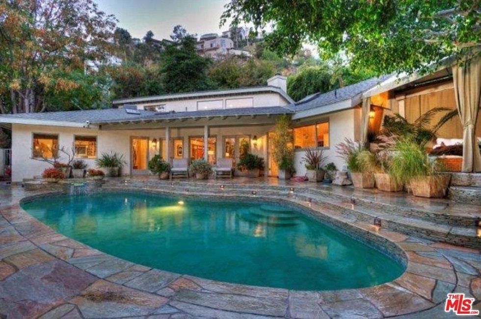 La casa que ha vendido Sandra Bullock en Hollywood - Fotocasa Life - Casas de famosos, famosos - Curiosidades - La actriz Sandra Bullock acaba de vender una de sus casas, situada en Hollywood Hills. Se trata de una vivienda con unas imponentes vistas a Los Ángeles.