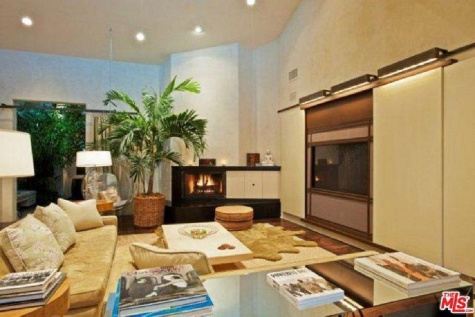 La casa que ha vendido Sandra Bullock en Hollywood - Fotocasa Life - Casas de famosos, famosos - Curiosidades - La actriz Sandra Bullock acaba de vender una de sus casas, situada en Hollywood Hills. Se trata de una vivienda con unas imponentes vistas a Los Ángeles.