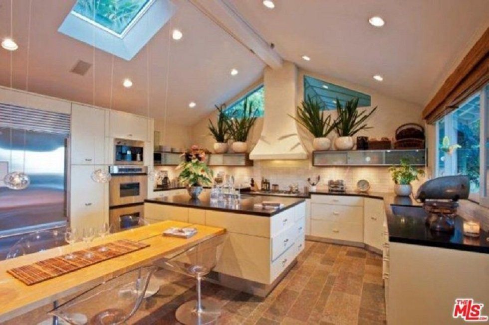 La casa que ha vendido Sandra Bullock en Hollywood - Fotocasa Life - Casas de famosos, famosos - Curiosidades - La actriz Sandra Bullock acaba de vender una de sus casas, situada en Hollywood Hills. Se trata de una vivienda con unas imponentes vistas a Los Ángeles.