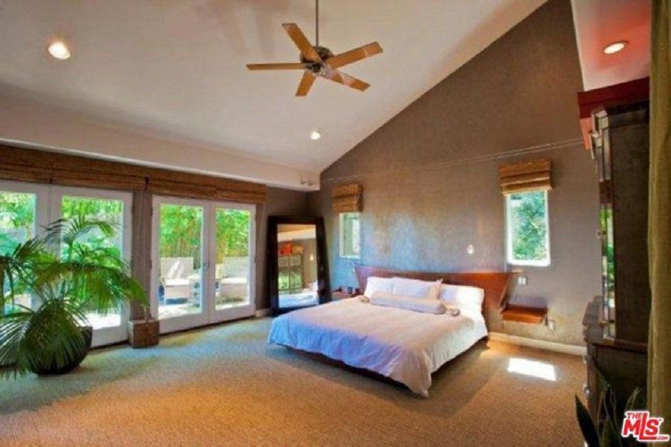 La casa que ha vendido Sandra Bullock en Hollywood - Fotocasa Life - Casas de famosos, famosos - Curiosidades - La actriz Sandra Bullock acaba de vender una de sus casas, situada en Hollywood Hills. Se trata de una vivienda con unas imponentes vistas a Los Ángeles.