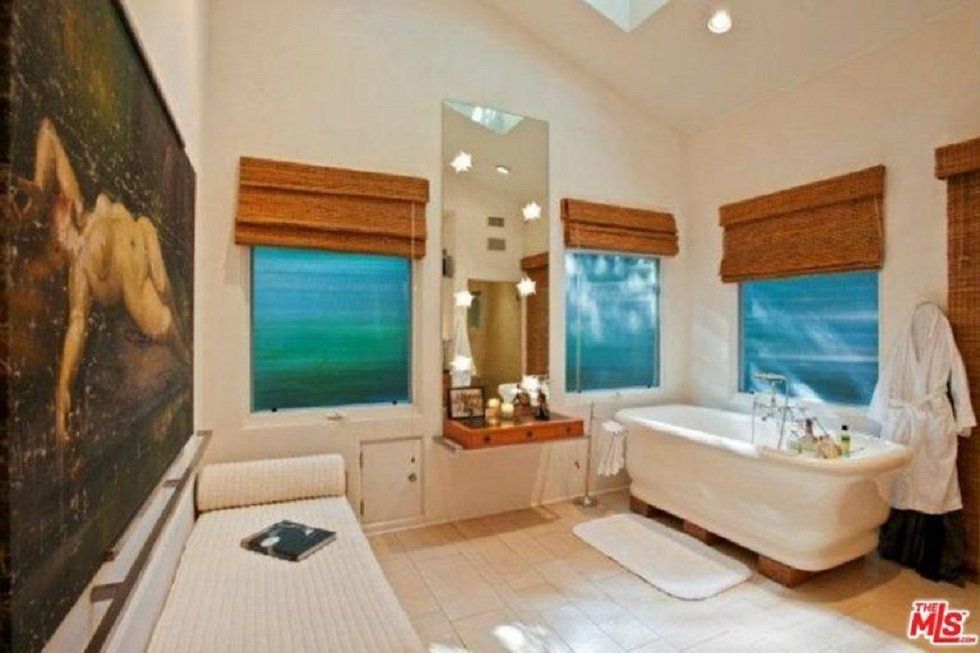 La casa que ha vendido Sandra Bullock en Hollywood - Fotocasa Life - Casas de famosos, famosos - Curiosidades - La actriz Sandra Bullock acaba de vender una de sus casas, situada en Hollywood Hills. Se trata de una vivienda con unas imponentes vistas a Los Ángeles.