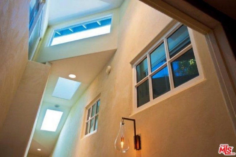 La casa que ha vendido Sandra Bullock en Hollywood - Fotocasa Life - Casas de famosos, famosos - Curiosidades - La actriz Sandra Bullock acaba de vender una de sus casas, situada en Hollywood Hills. Se trata de una vivienda con unas imponentes vistas a Los Ángeles.